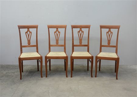 Gruppo di quattro sedie con schienale a giorno e gambe sagomate