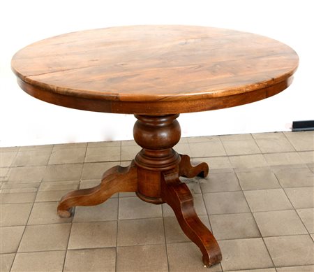 Tavolo tondo in noce con piano a vela su colonna tornita tripode, sec. XIX...
