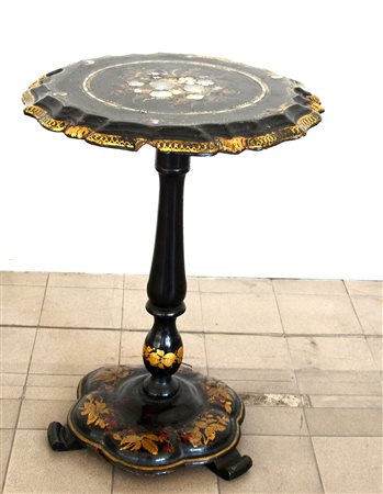 Tavolino servant con piano a vela di forma mistilinea in papier m‚chÈ...