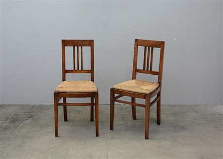 Coppia di sedie in legno con schienale a giorno, gambe dritte riunite da...