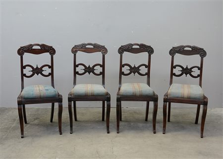 Gruppo di quattro sedie in noce con schienale a giorno e cartella intagliata....