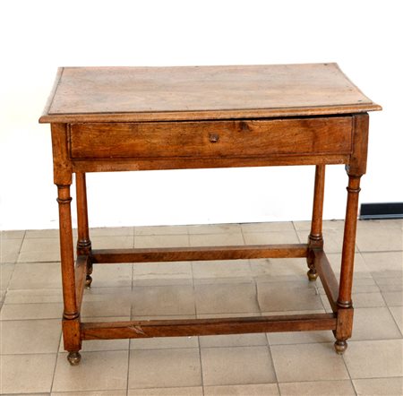 Tavolino scrittoio in legno dolce ad un cassetto con gambe tornite raccordate...