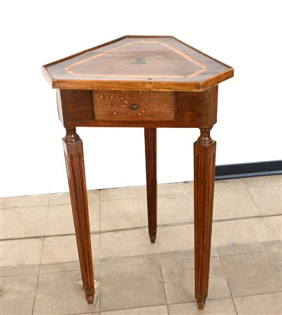 Tavolino d'angolo tripode in legno dolce con piano ad angoli smussati,...