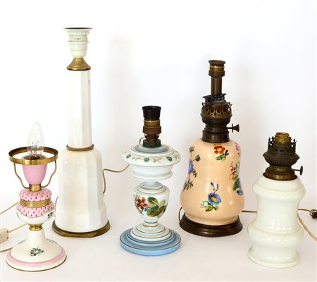 Lotto composto da cinque lampade da tavolo a una luce in ceramica e opaline,...