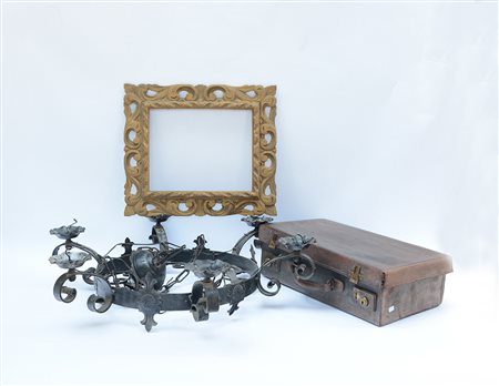 Lotto composto da un lampadario a sei luci in ferro battuto, una valigetta e...