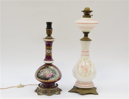 Lotto composto da una lampada in ceramica policroma e una in opaline bianca...