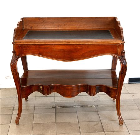 Tavolo toilette in noce con inserto in pelle verde sul piano, fascia mossa...