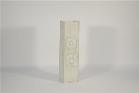 Manifattura tedesca. Vaso rettangolare in ceramica bianca con fusto scanalato