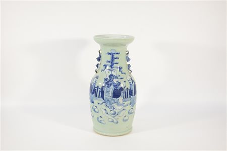 Vaso a balaustro in porcellana bianca e blu a fondo celadon con anse leonine...