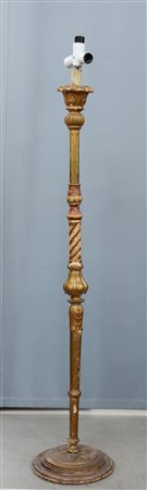Lampada da terra in legno dorato con fusto intagliato e scanalato. Base tonda...
