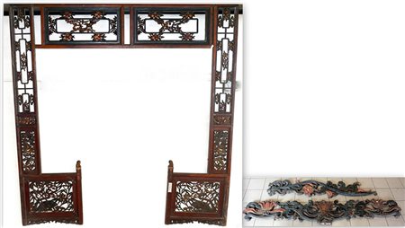 Due grandi pannelli divisori in legno intagliato con volatili e motivi...