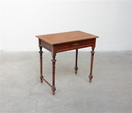 Tavolino rettangolare in noce ad un cassetto nella fascia. Gambe tornite...