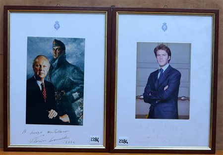 Lotto di due fotografie a colori autografate raffiguranti Vittorio Emanuele...