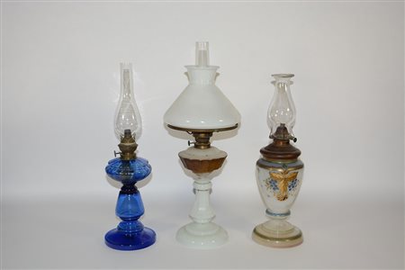 Lotto composto da tre lampade da tavolo in vetro e opaline (difetti)