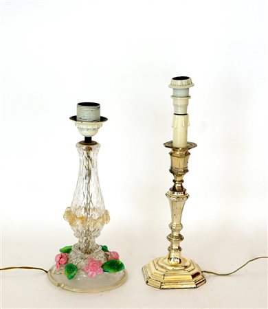 Lotto composto da una lampada da tavolo in vetro con applicazioni floreali in...