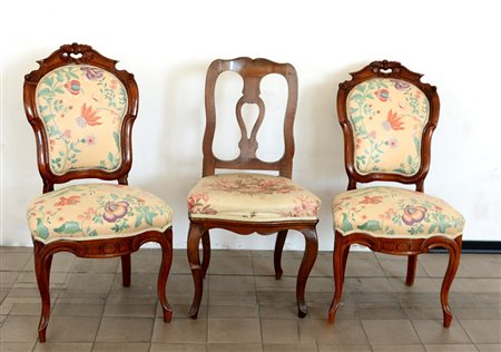 Lotto composto da tre sedie in noce con rivestimenti in tessuto a motivi...