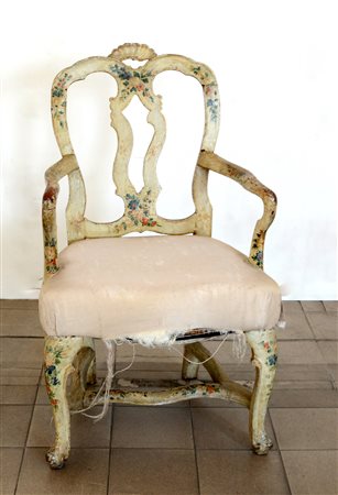 Poltroncina rocaille in noce laccato bianco e decorata a piccoli fiori,...