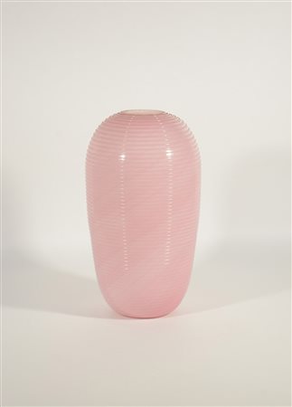 Manifattura di Murano. Vaso in vetro rosa decorato a spirale applicata....
