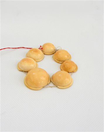 Bracciale a sette semisfere in avorio (diam. max. 3,5 cm.)