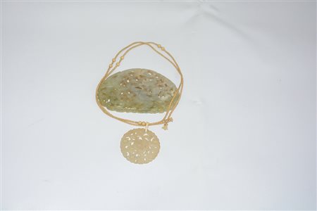 Due piccole placche in giada color celadon chiaro con intaglio raffigurante...