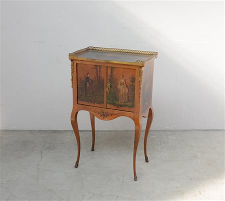 Mobiletto di forma sagomata in legno laccato decorato in policromia con scena...