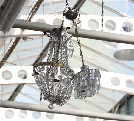 Lotto di due lampadarietti a una luce con pendagli in cristallo sfaccettato...