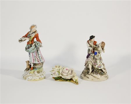 Lotto composto da due sculturine in ceramica policroma raffiguranti scena...