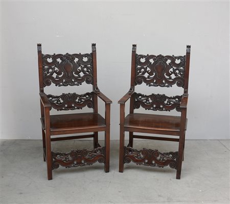 Coppia di poltrone "rinascimentali" con cartelle intagliate a motivi vegetali...