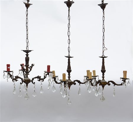 Lotto di tre lampadari a tre luci con struttura in metallo e pendagli in...