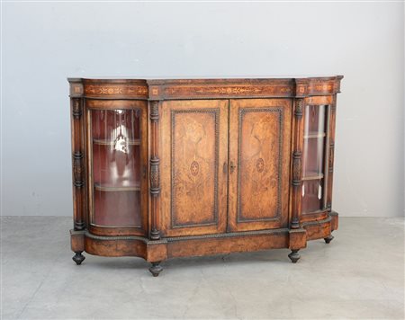 Credenza di forma sagomata lastronata in radica e intarsiata a motivi...