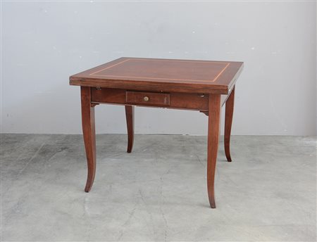 Tavolo quadrato allungabile in mogano con piano filettato, gambe sagomate (cm...