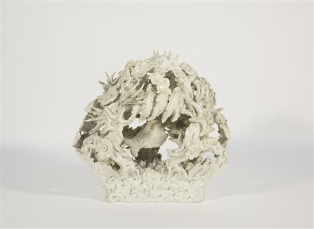 Manifattura inizio sec. XX. Gruppo in ceramica bianca raffigurante fondale...