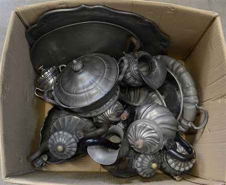 Cartone contenente numerosi oggetti per la tavola in peltro (difetti)