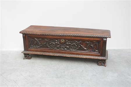 Antica cassapanca in noce con fronte riccamente intagliato a motivi vegetali,...