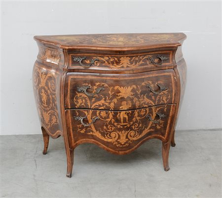 ComÚ di forma mossa intarsiato e filettato a motivi vegetali, volute, putti e...