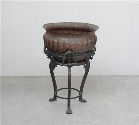 Base in ferro battuto di forma sagomata con cache-pot in rame a bordo sagomato