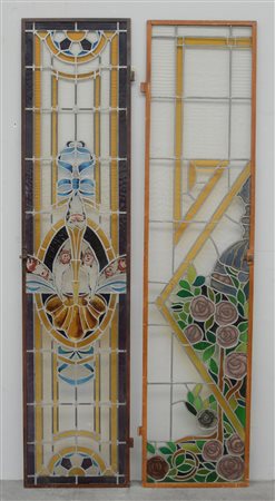 Lotto di due vetrate policrome di differenti decori con vetri legati a...