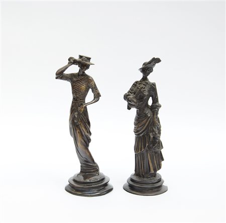 Lotto di due multipli in bronzo raffiguranti figure femminili, marcati a...