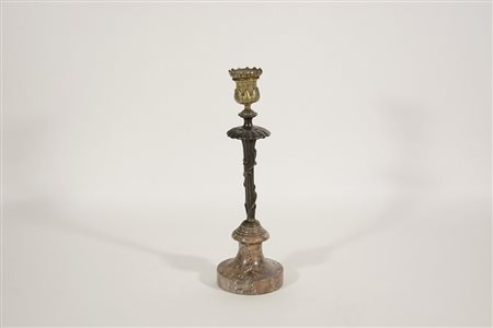 Candeliere in metallo brunito e dorato con basamento in mermo (h cm 31)...