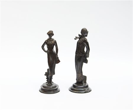 Lotto di due multipli in bronzo raffiguranti figure femminili alla moda,...