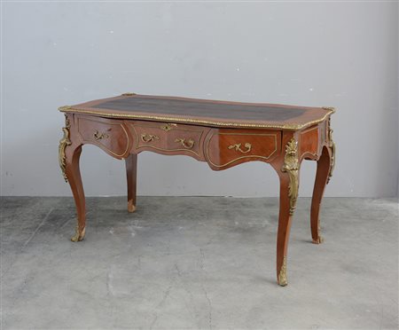 Scrivania da centro di forma sagomata a re cassetti sottopiano con profili,...