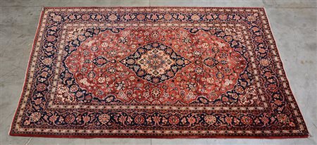 Tappeto Keshan. Persia sec. XX. Disegno a medaglioni bianco e blu su fondo...