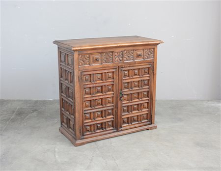 Mobile basso con fronte e fianchi riqaudrati e pannellati a due cassetti...