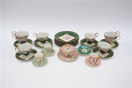 Lotto composto da una parte di servizio da tË in porcellana smaltata verde...