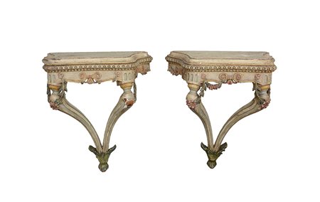 Coppia di consolle con sostegni a mensola in legno intagliato e laccato in...