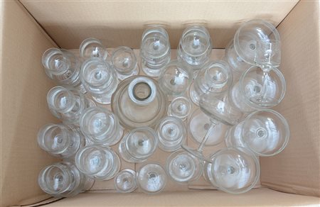 Cartone contenente numerosi bicchieri in vetro trasparente (difetti)