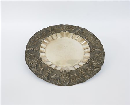 Vassoio in argento sbalzato con tesa decorata da foglie, fiori e conchiglie,...