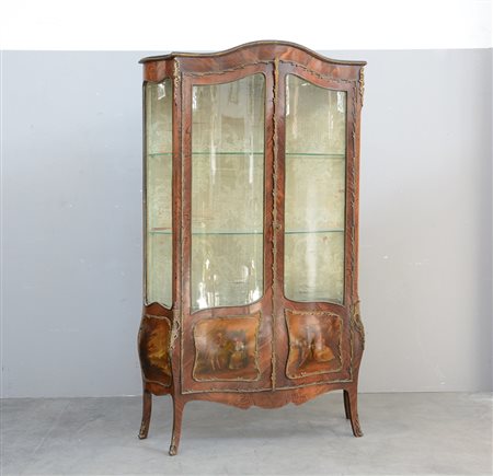 Vetrina di forma mossa lastronata in palissandro a due ante a vetri sul...