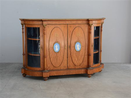 Credenza di forma sagomata, intarsiata a festoni a due ante sul fronte...