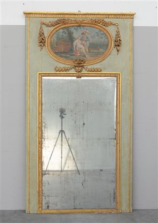 Grande caminiera verticale in legno dorato e laccato con applicazioni...